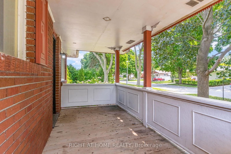 17 TOULON Crescent