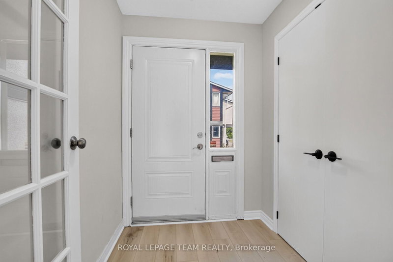 120 Mcclintock Way photo 4