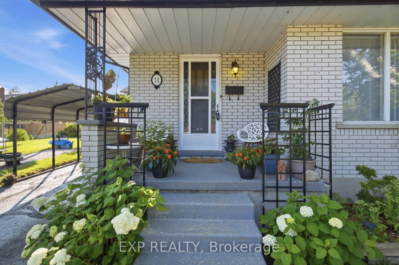 11 Summit Crescent