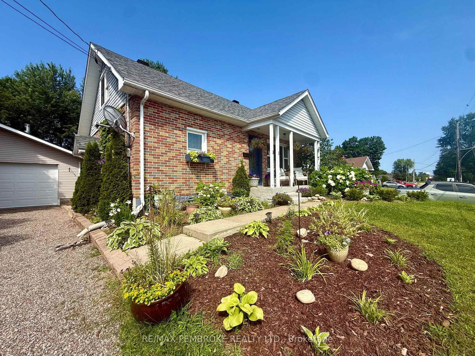 31 Mary Street • Petawawa, ON photo 4
