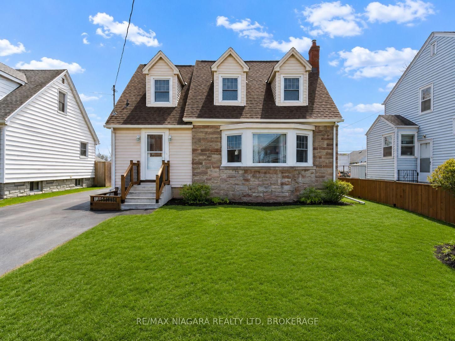 124 Neff Street • Port Colborne, ON photo 2