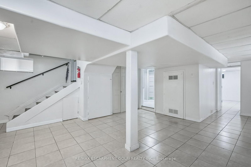 LOWER - 4989 Willmott Street