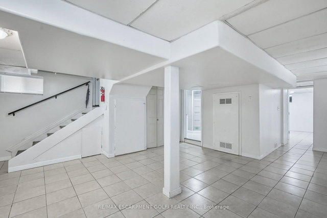 LOWER - 4989 Willmott Street