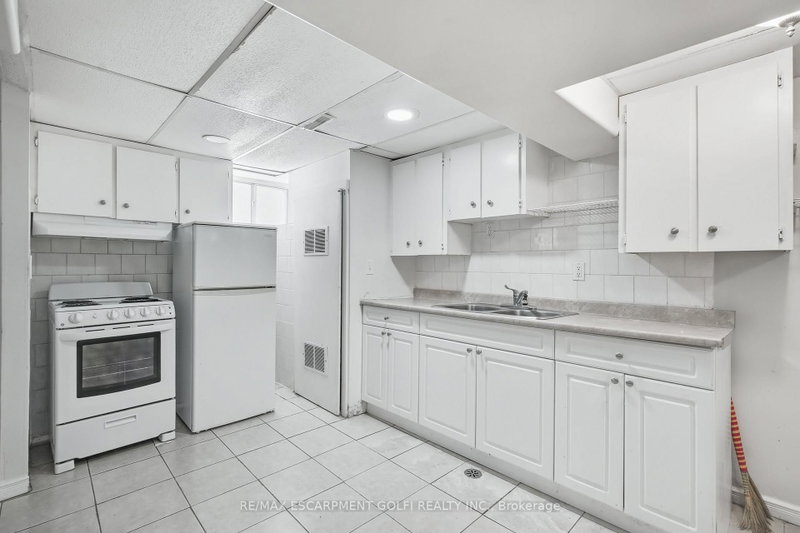 LOWER - 4989 Willmott Street
