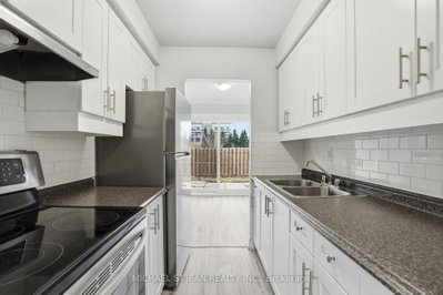 Townhouse for lease at 7-125 Limeridge Road, Hamilton, Ontario, L9C 2V3 - Rolston - MLS: X13610816