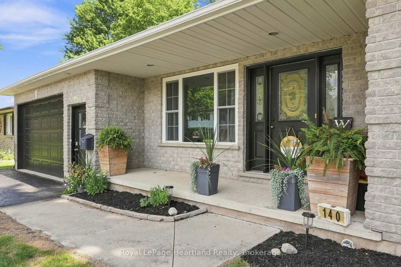 140 John St N photo 5