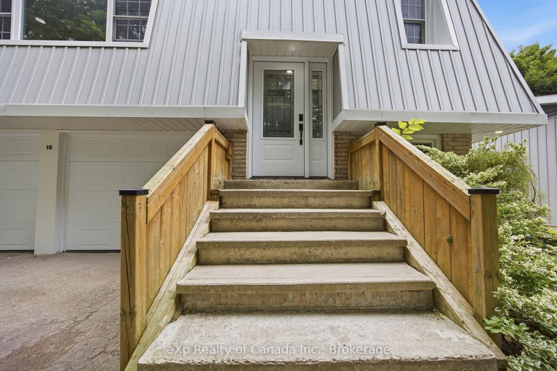18 Queen St W photo 5