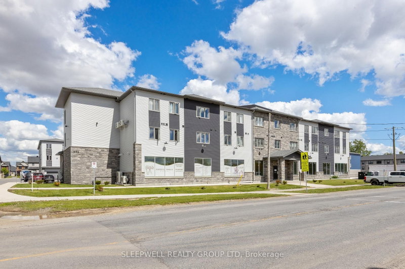 302 - 979 North Russell Road