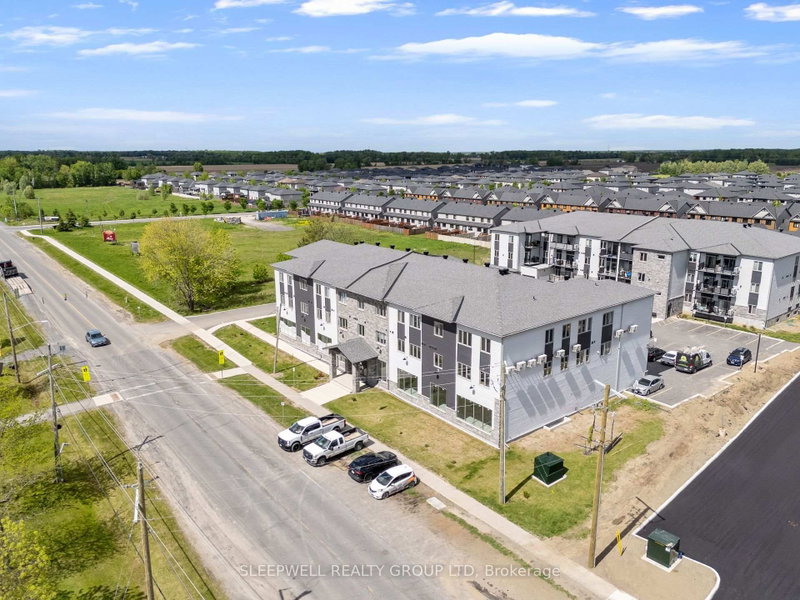 302 - 979 North Russell Road