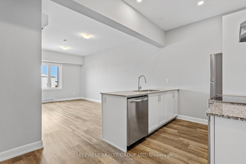 302 - 979 North Russell Road