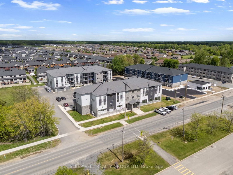 305 - 979 North Russell Road