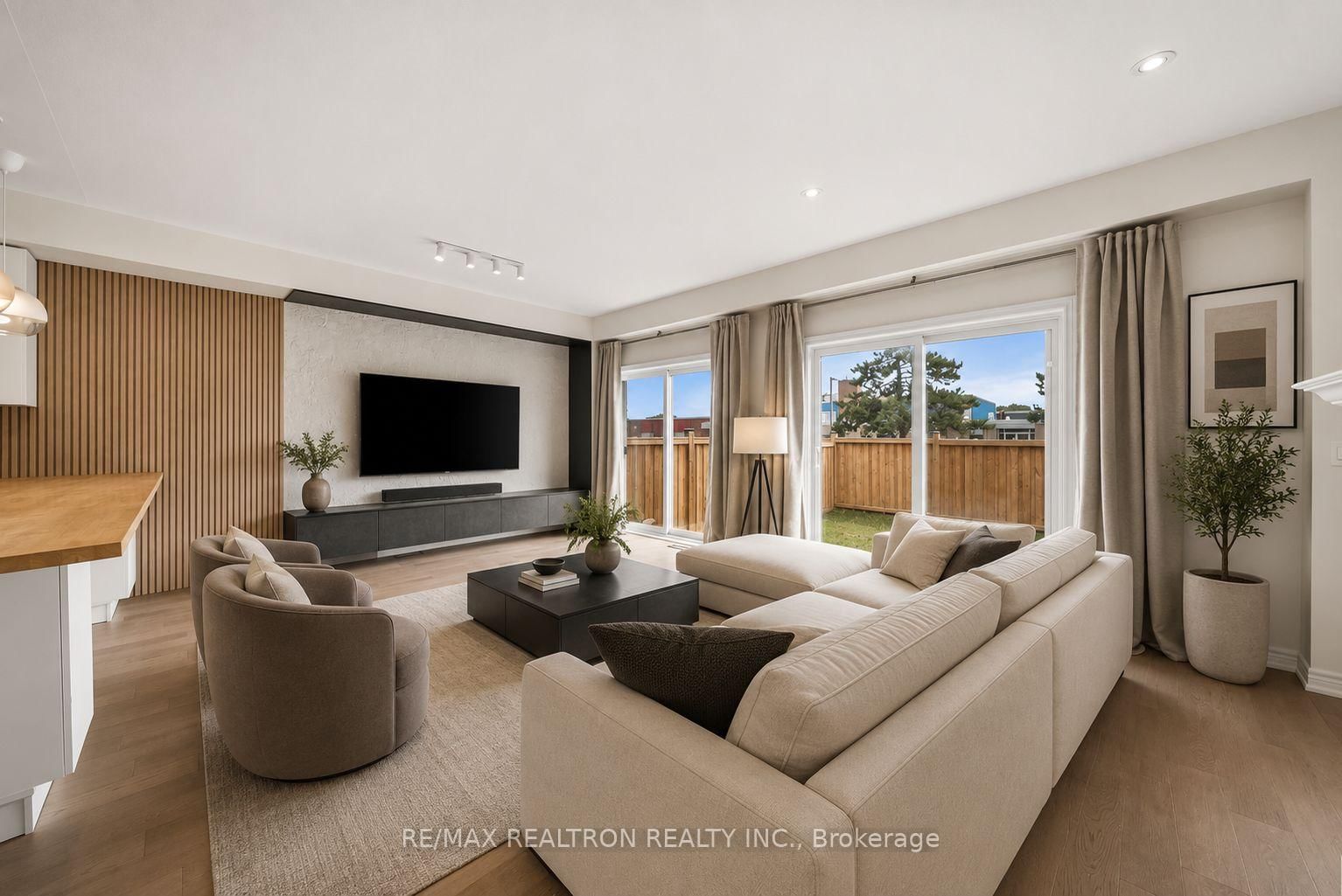 10 Starling Drive • Hamilton, ON photo 2