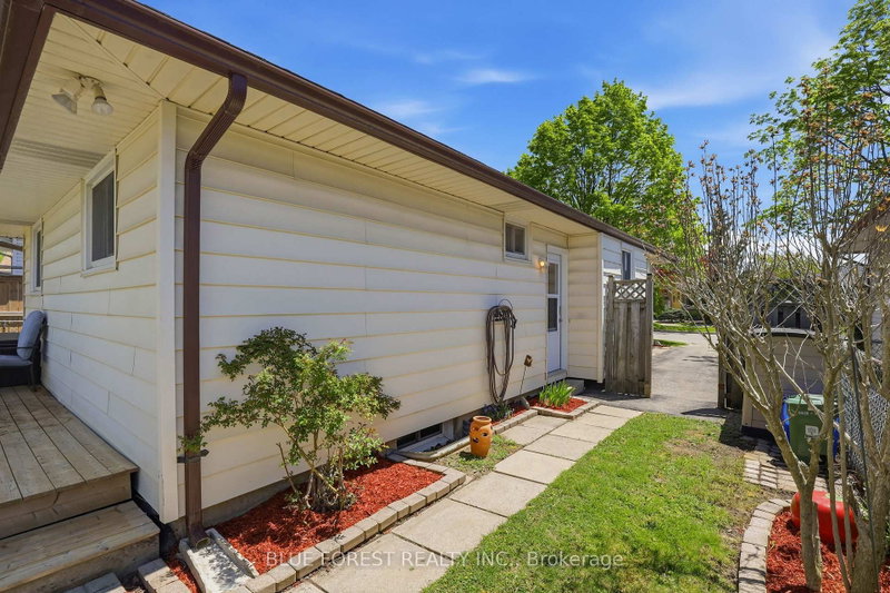 93 Nicholas Crescent
