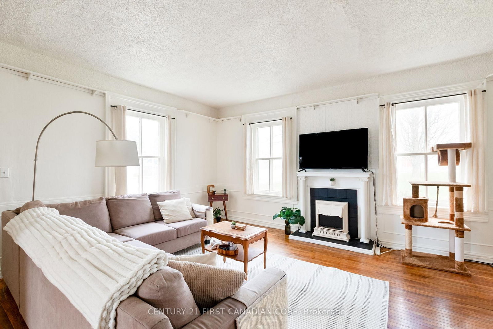 Detached House for sale at 1 Fairview Avenue, St. Thomas, Ontario, N5R 4X2 - St. Thomas - MLS: X13612448