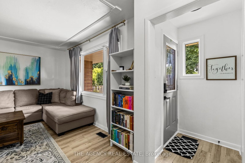 86 Hawkesbury Avenue
