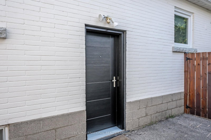 12 Peel Street S