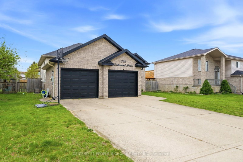 792 OAKWOOD Drive
