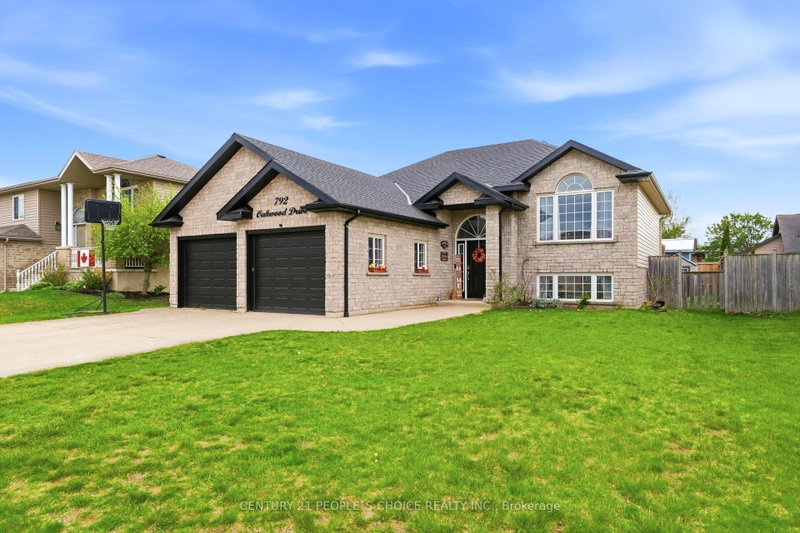 792 OAKWOOD Drive