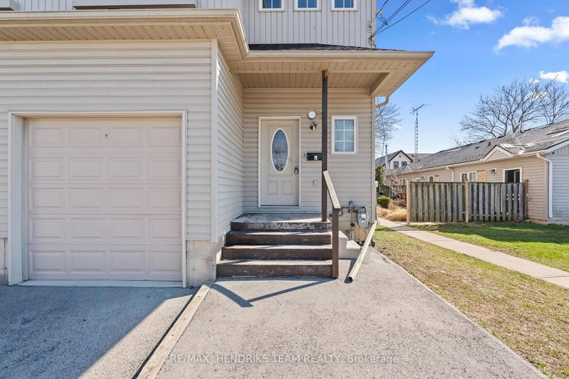 2 Townline Rd E photo 4