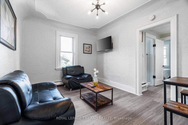 8 - 425 Mckenzie Avenue
