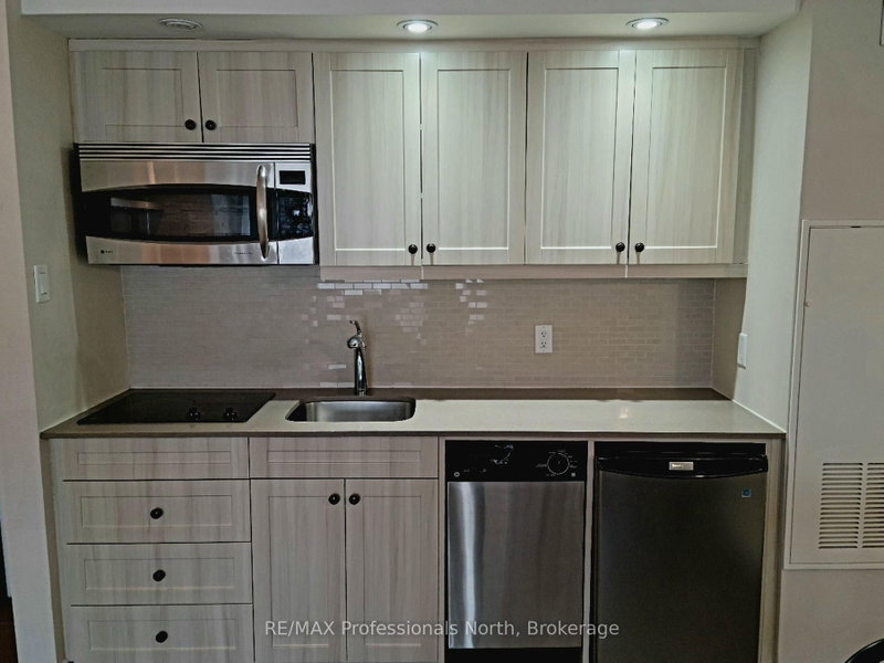 1235 Deerhurst Dr photo 4