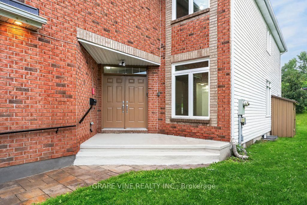 105 Rowallen Place • Ottawa, ON photo 4