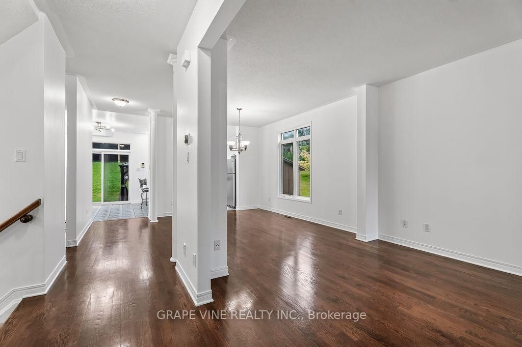 105 Rowallen Place • Ottawa, ON photo 8