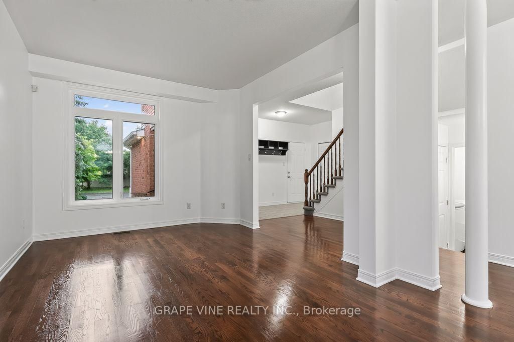 105 Rowallen Place • Ottawa, ON photo 9