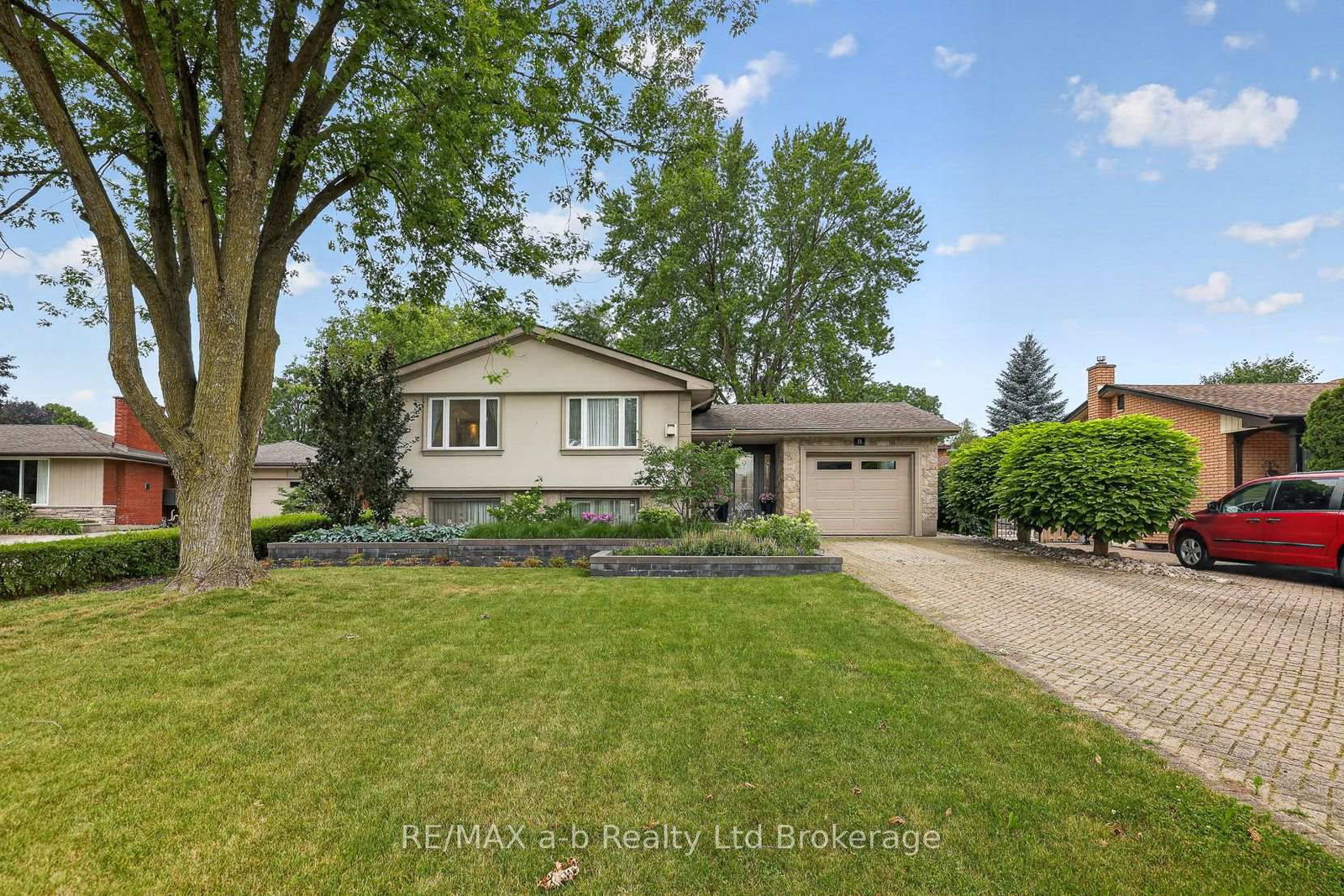 11 Princess Park Road • Ingersoll, ON photo 1