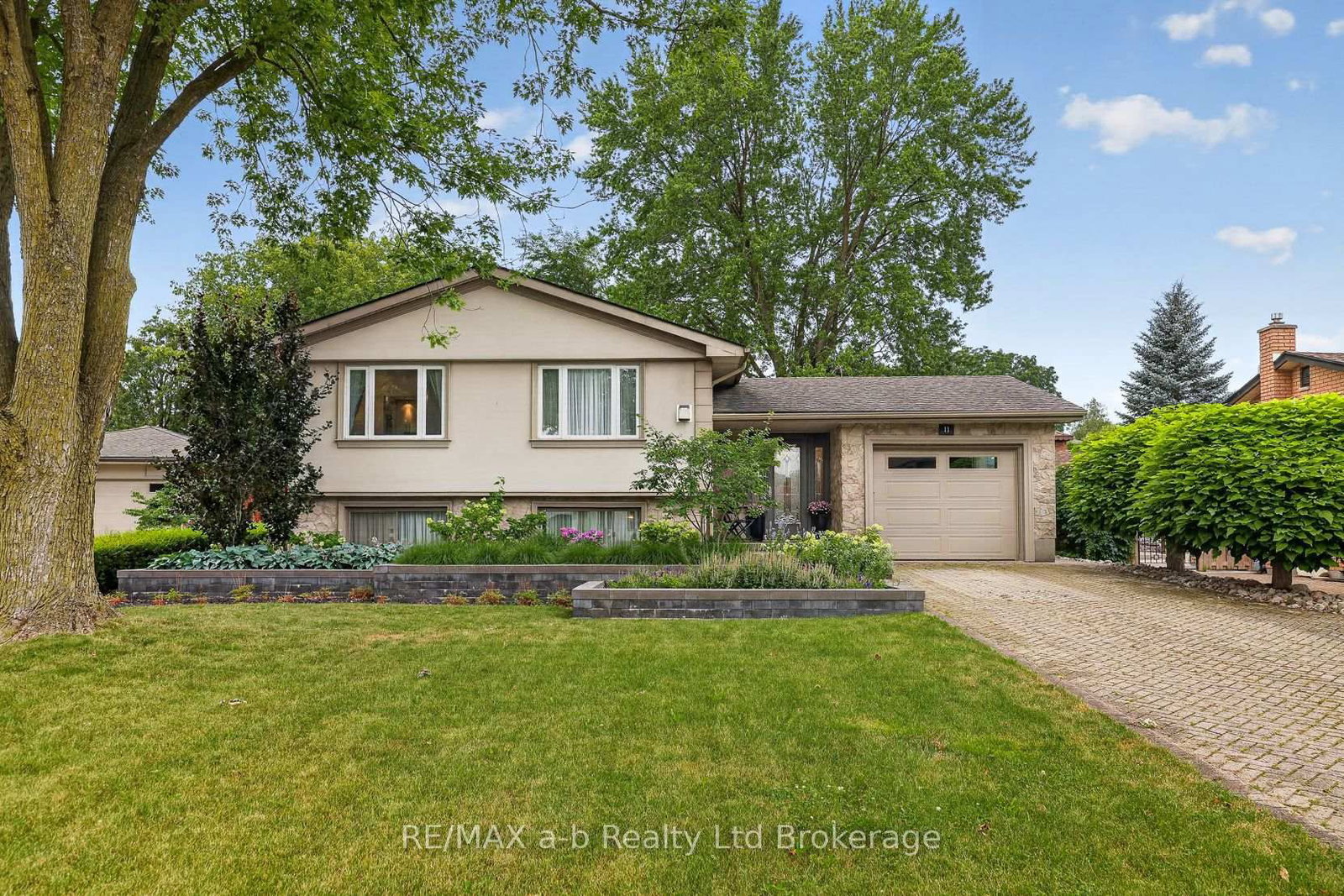 11 Princess Park Road • Ingersoll, ON photo 3