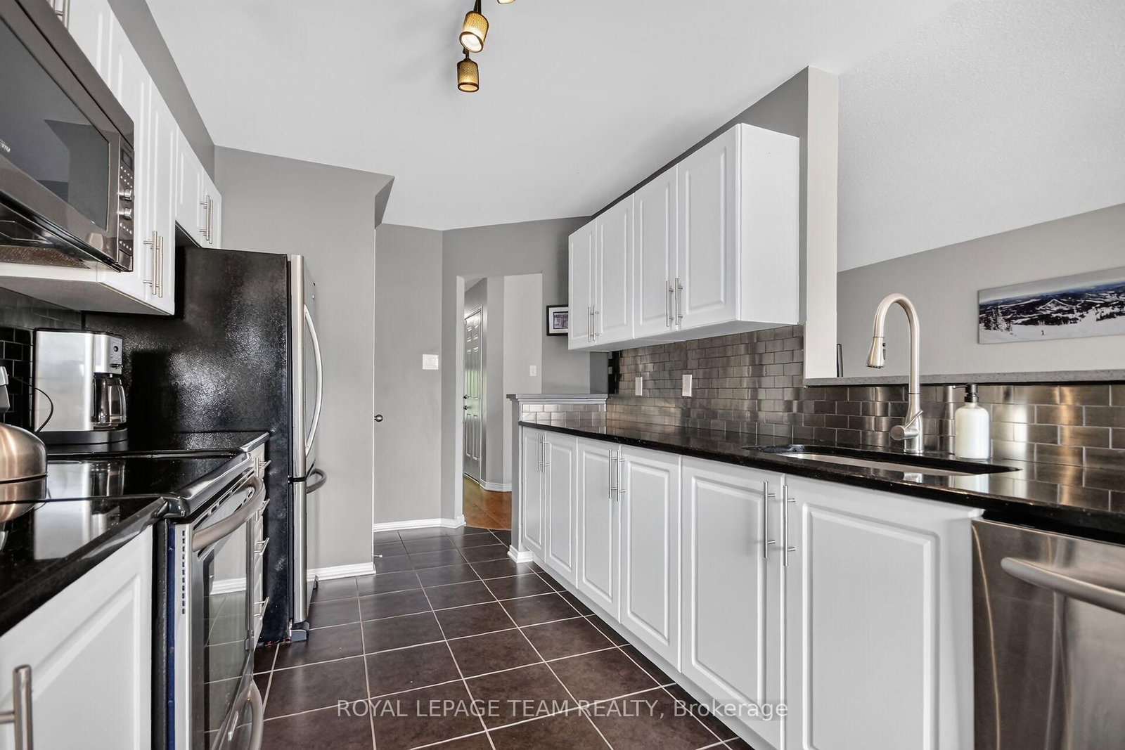 395 Brigitta Street • Ottawa, ON photo 14