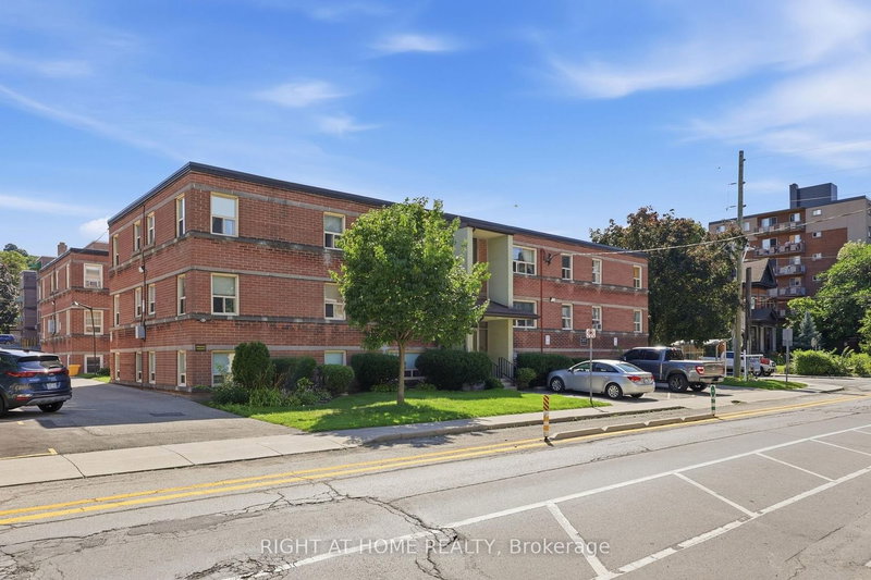 11 - 223 MacNab Street S