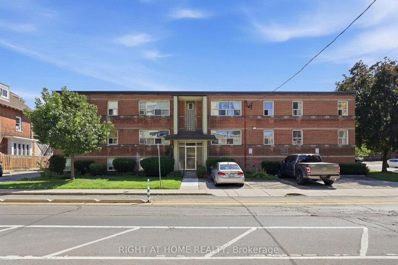 11 - 223 MacNab Street S