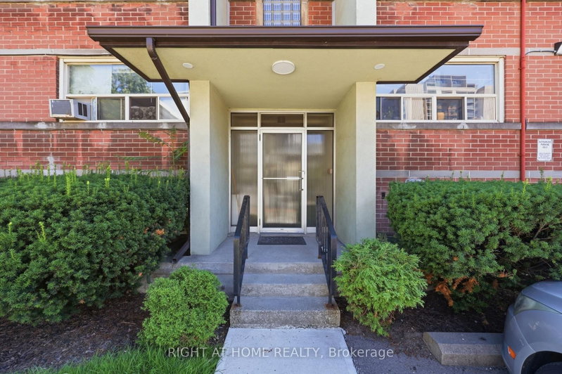 11 - 223 MacNab Street S
