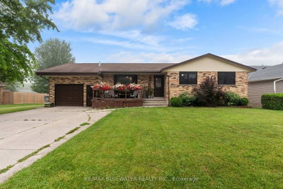 Detached House for sale at 210 Hill Street, Central Huron, Ontario, N0M 1L0 - Clinton - MLS: X13621026