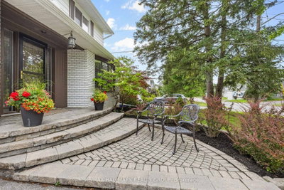 932 Dresden Crescent • Ottawa, ON photo 2