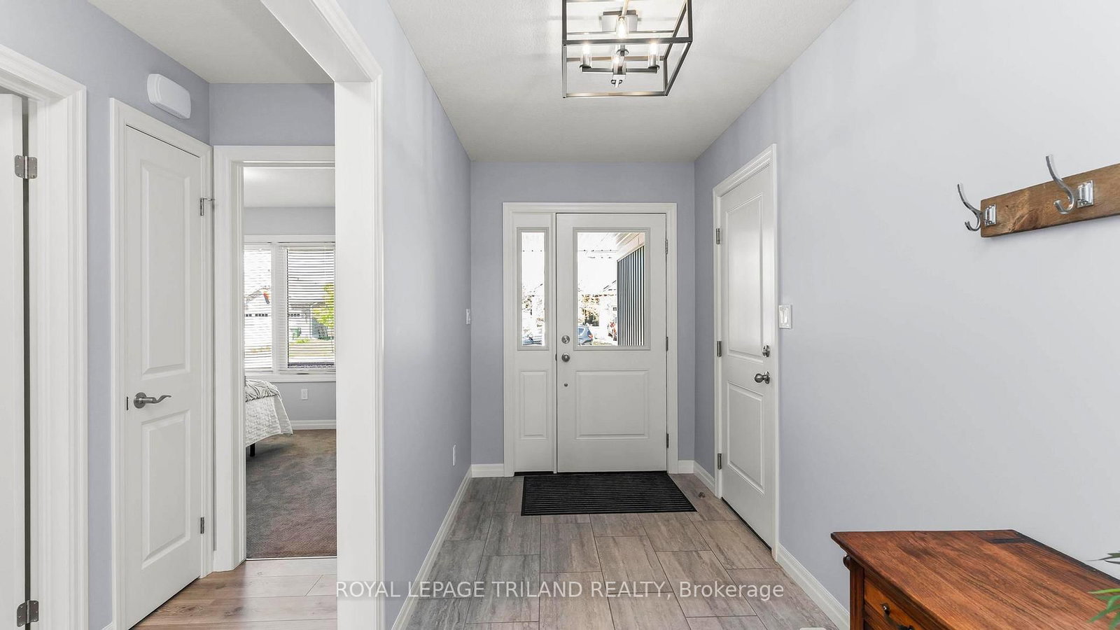 8 MELROSE Court • St. Thomas, ON photo 4