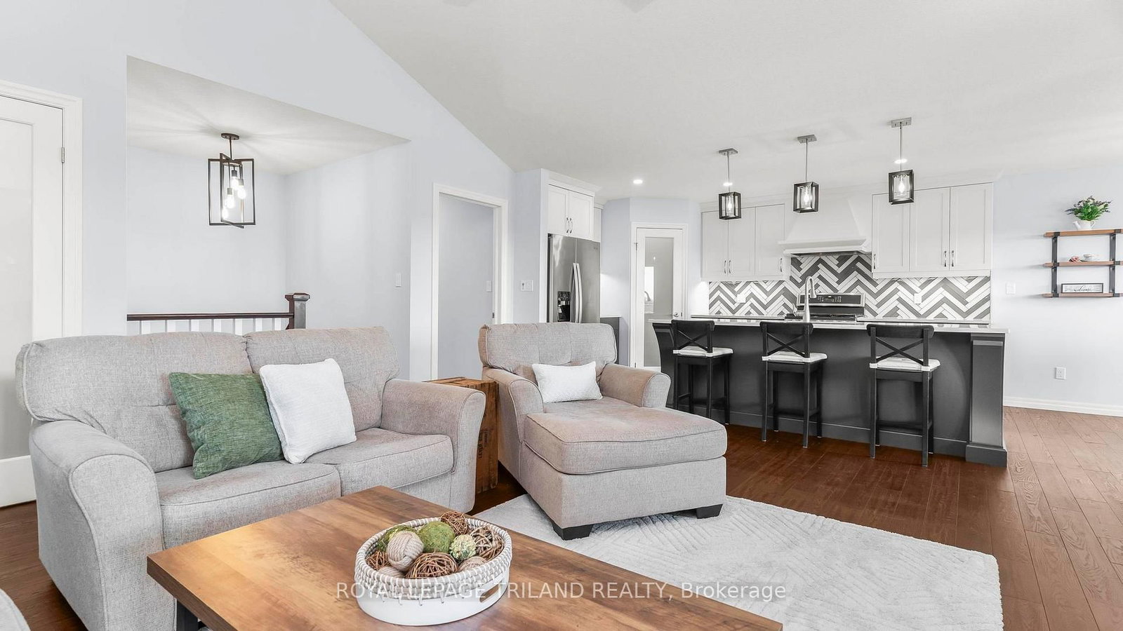 8 MELROSE Court • St. Thomas, ON photo 9