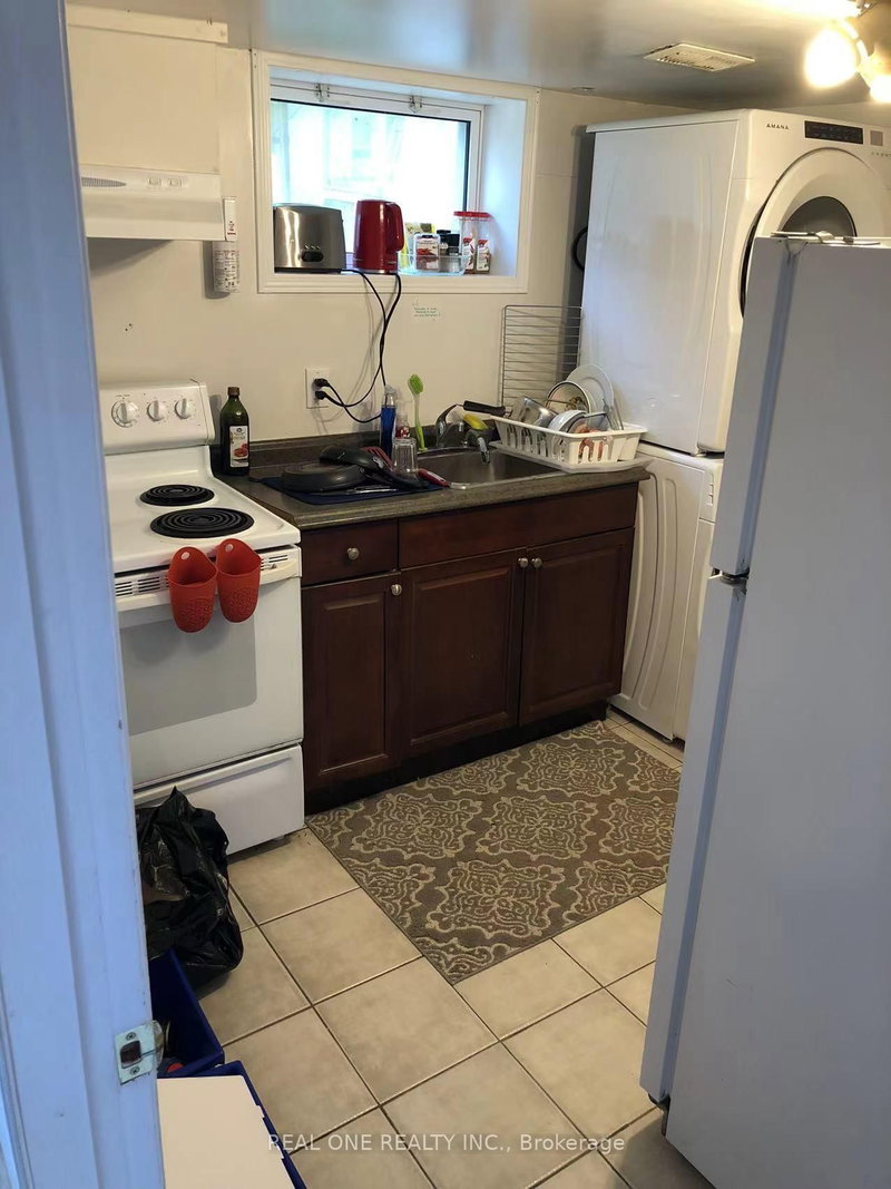 Basement Room - 92 Binkley Crescent W
