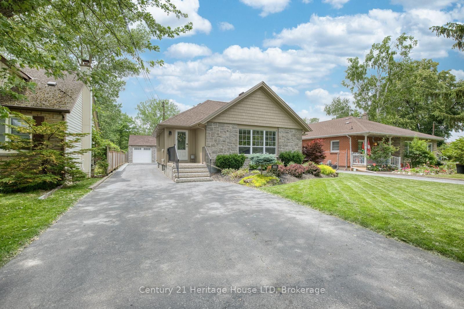Detached House for sale at 6021 Montrose Road, Niagara Falls, Ontario, L2H 1L4 - West Wood - MLS: X13623498