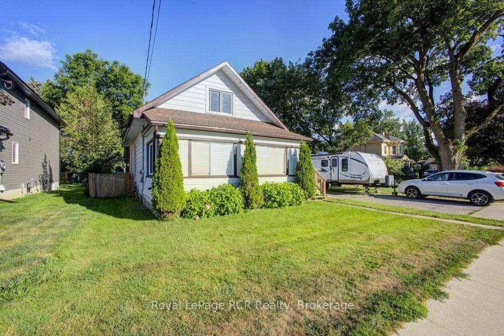 Detached House sold at 330 York Street, Minto, Ontario, N0G 2P0 - Minto - MLS: X13623628