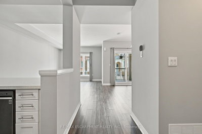13 Aqua Lane • Hamilton, ON photo 5