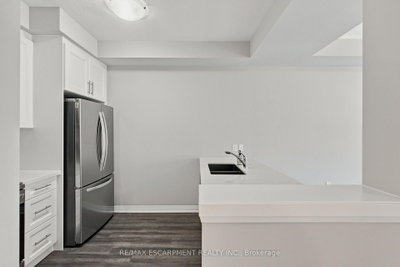 13 Aqua Lane • Hamilton, ON photo 6