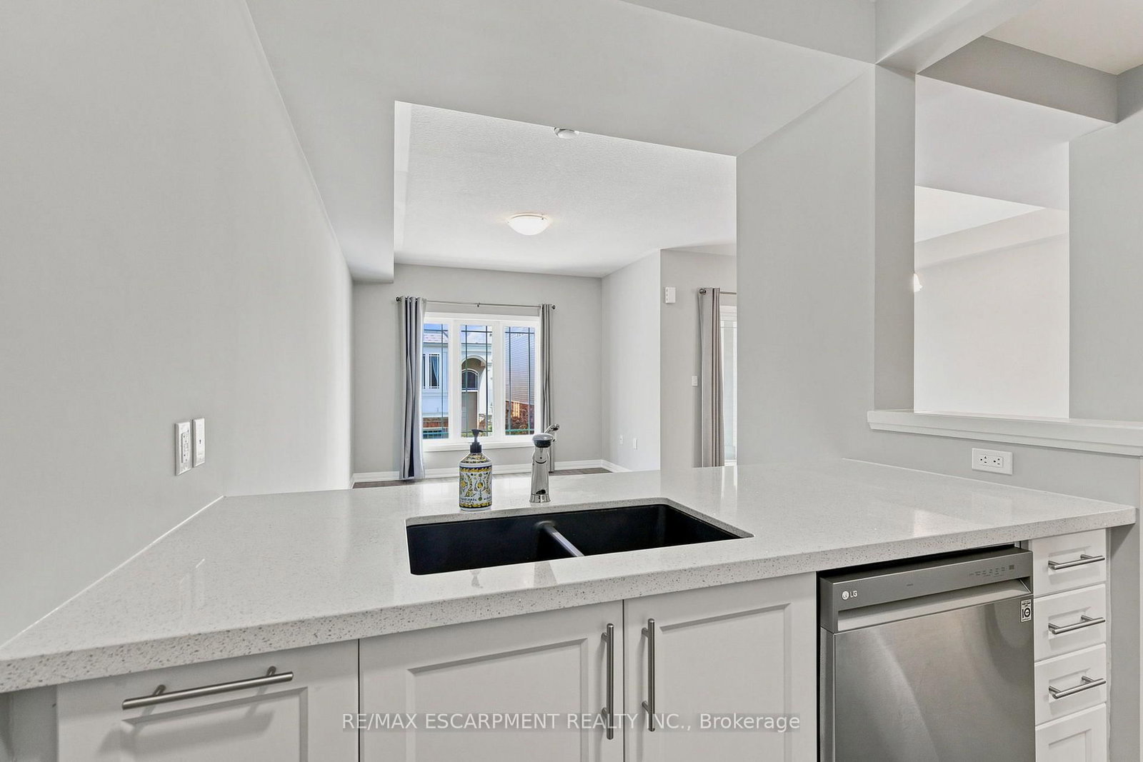 13 Aqua Lane • Hamilton, ON photo 8