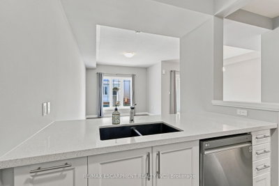 13 Aqua Lane • Hamilton, ON photo 8