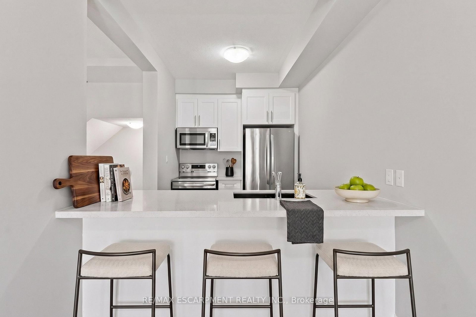 13 Aqua Lane • Hamilton, ON photo 9