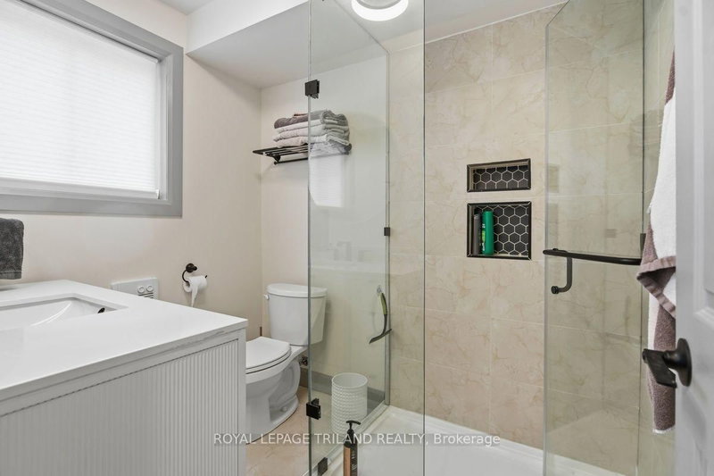 27 Aldborough Ave photo 4