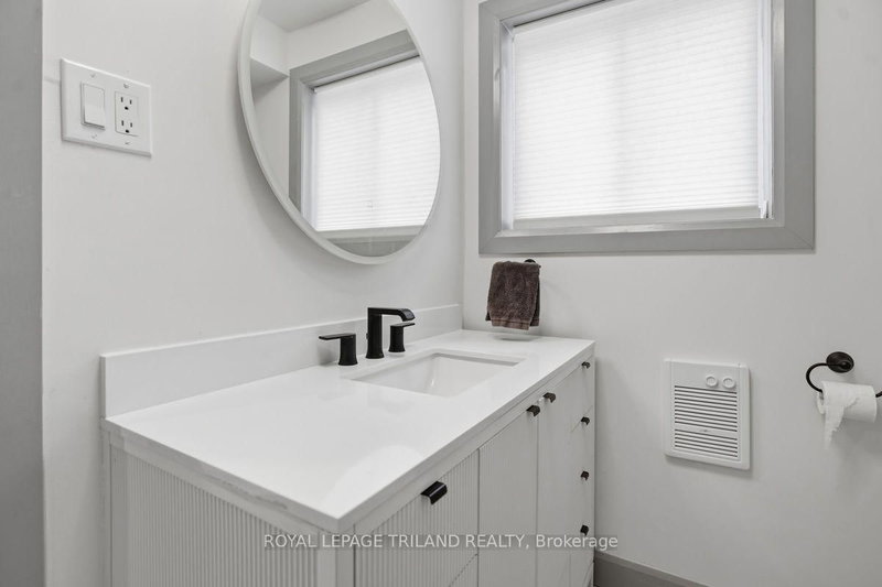 27 Aldborough Ave photo 5