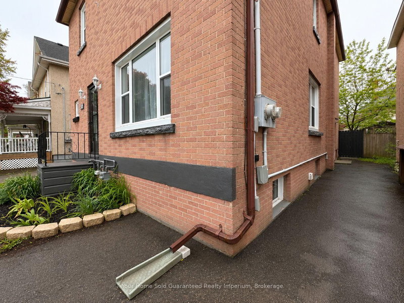 A - 257 Niagara Street