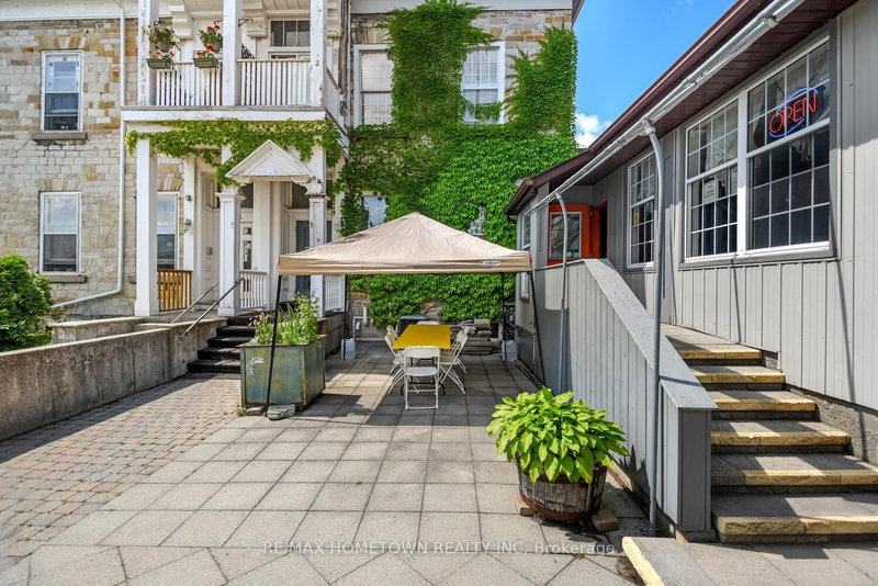 64 King St E photo 4